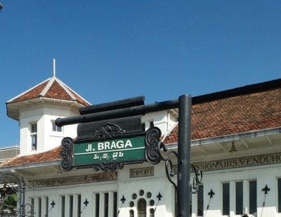 Jalan Braga Kota Bandung: Ikon Wisata Bersejarah yang Tak Pernah Kehilangan Pesona