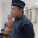 Calon Kepala Desa Cipayung, Bekasi, Jawa Barat. Siman Sagita Samyong saat membesuk warga yang sakit.