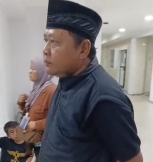 Calon Kepala Desa Cipayung, Bekasi, Jawa Barat. Siman Sagita Samyong saat membesuk warga yang sakit.