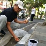 Sekretaris Daerah (Sekda) Provinsi Jawa Barat Herman Suryatman tengah mengecat ulang trotoar diseputaran Gedung Sate Bandung dalam rangka menyambut Hut RI Ke-81