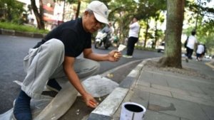Sekretaris Daerah (Sekda) Provinsi Jawa Barat Herman Suryatman tengah mengecat ulang trotoar diseputaran Gedung Sate Bandung dalam rangka menyambut Hut RI Ke-81
