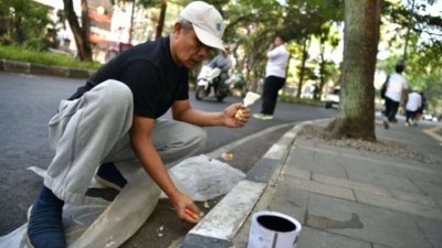Sekretaris Daerah (Sekda) Provinsi Jawa Barat Herman Suryatman tengah mengecat ulang trotoar diseputaran Gedung Sate Bandung dalam rangka menyambut Hut RI Ke-81