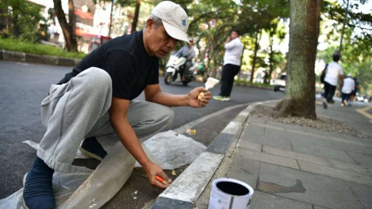 Sekretaris Daerah (Sekda) Provinsi Jawa Barat Herman Suryatman tengah mengecat ulang trotoar diseputaran Gedung Sate Bandung dalam rangka menyambut Hut RI Ke-81