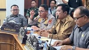 Bupati Muba H M Toha Tohet SH, Ketua DPRD Muba Afitni Junaidi Gumay SE, dan Kapolres Muba AKBP Adik Listiyono SIK MH menerima perwakilan masyarakat yang menggelar aksi damai di depan Kantor DPRD Muba, Selasa (8/9/2026).