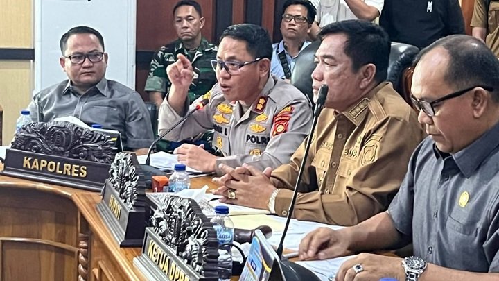 Bupati Muba H M Toha Tohet SH, Ketua DPRD Muba Afitni Junaidi Gumay SE, dan Kapolres Muba AKBP Adik Listiyono SIK MH menerima perwakilan masyarakat yang menggelar aksi damai di depan Kantor DPRD Muba, Selasa (8/9/2026).